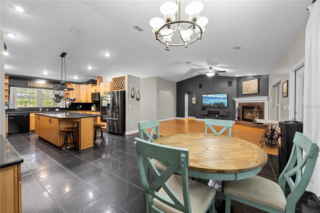 En Venta: $575,000 (4 camas, 2 baños, 2382 Pies cuadrados)