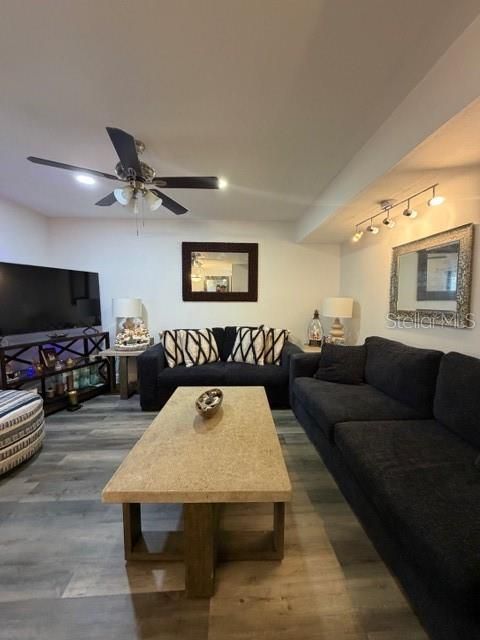 待售: $155,000 (2 贝兹, 1 浴室, 1012 平方英尺)