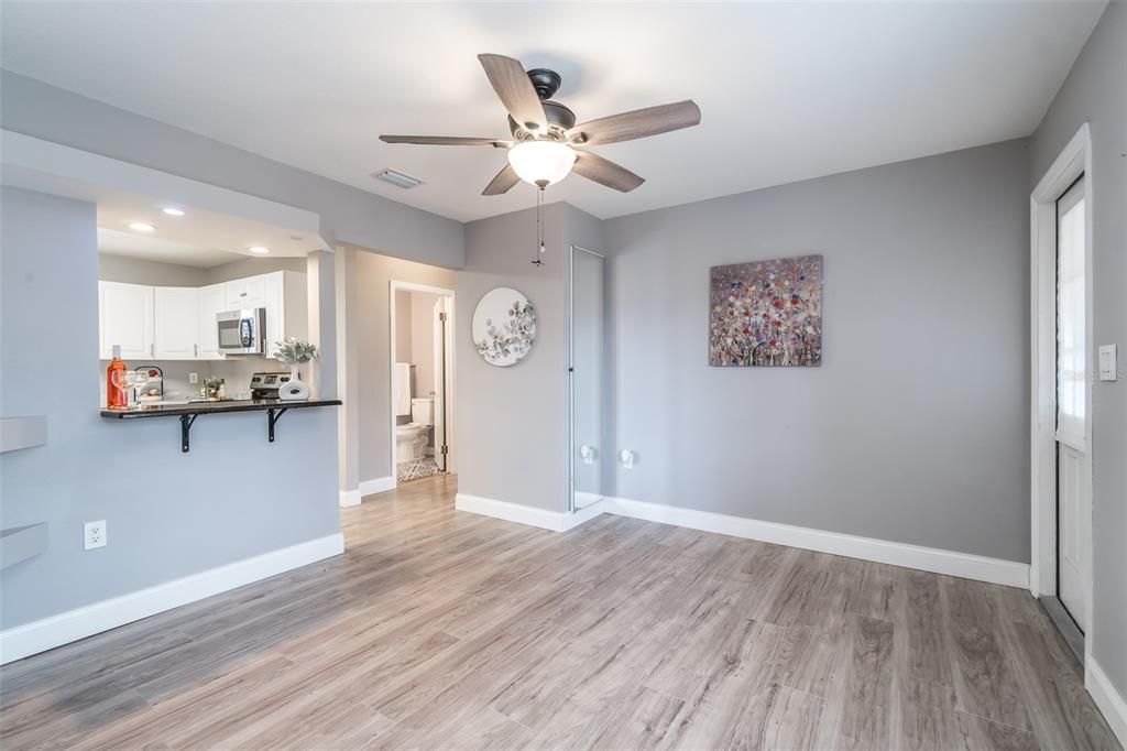 待售: $325,000 (2 贝兹, 1 浴室, 929 平方英尺)