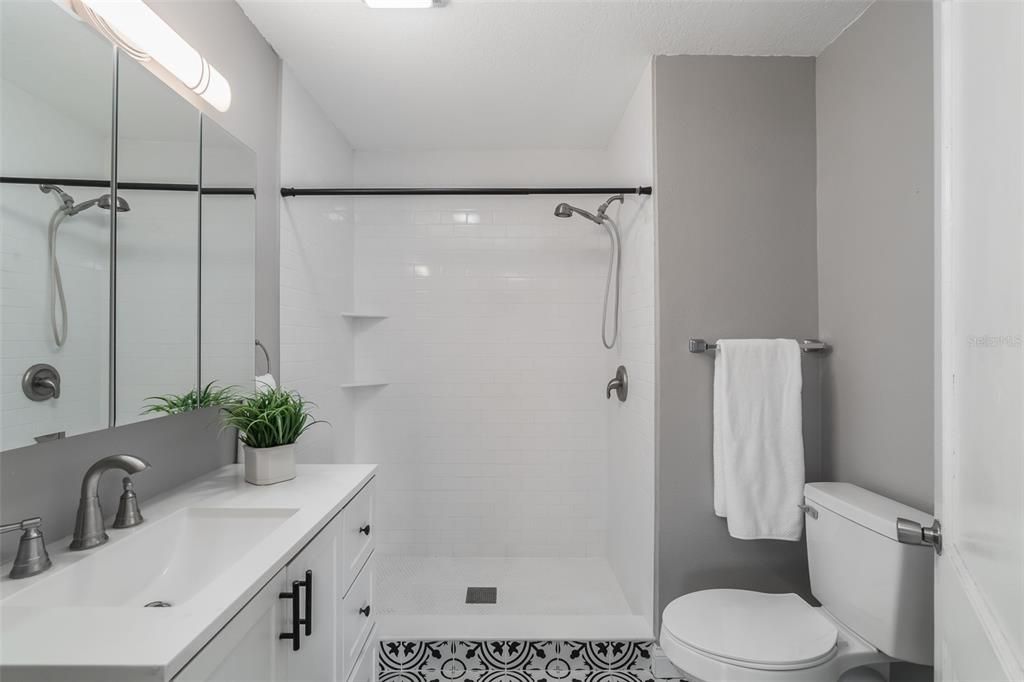 待售: $325,000 (2 贝兹, 1 浴室, 929 平方英尺)