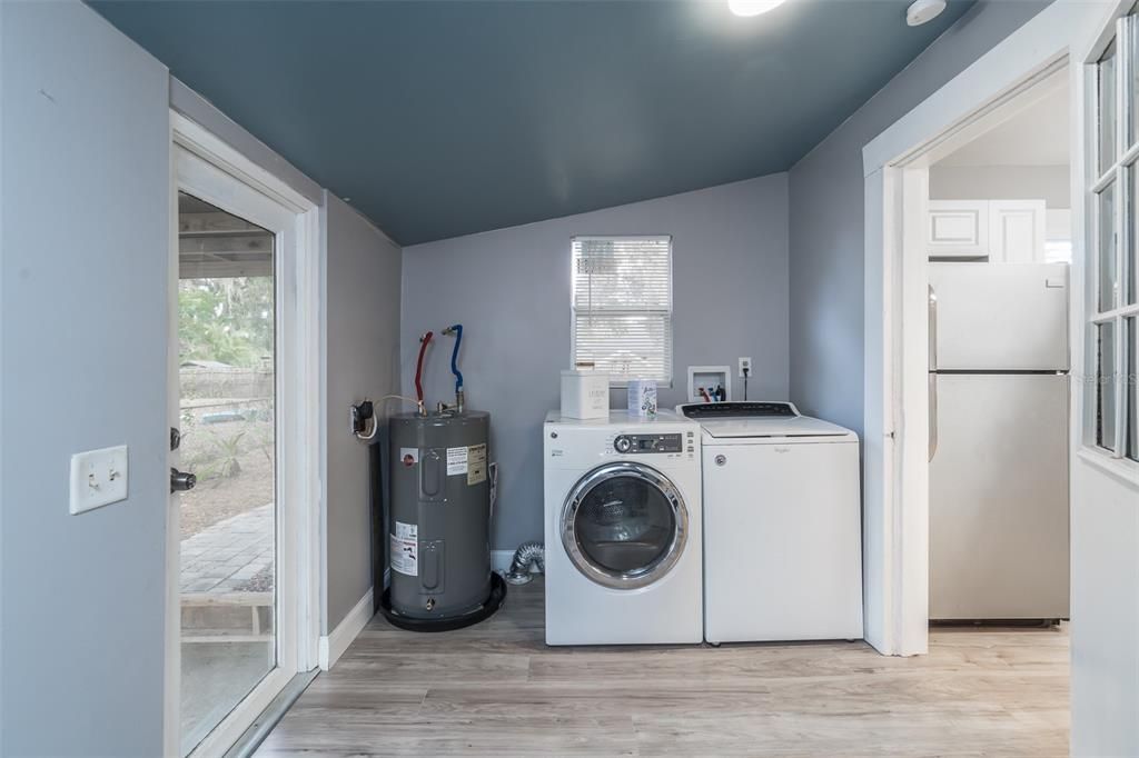 待售: $325,000 (2 贝兹, 1 浴室, 929 平方英尺)