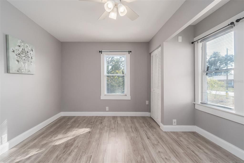 待售: $325,000 (2 贝兹, 1 浴室, 929 平方英尺)