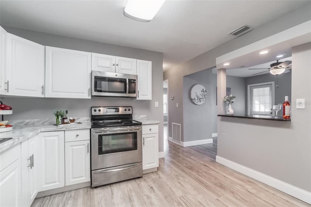 待售: $325,000 (2 贝兹, 1 浴室, 929 平方英尺)