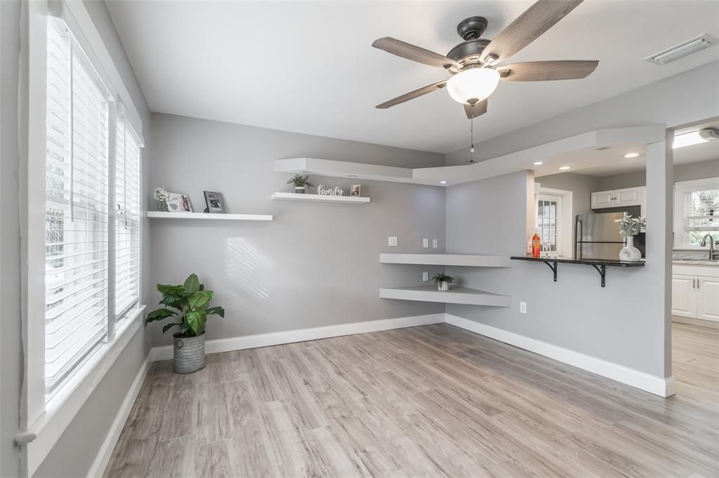 待售: $325,000 (2 贝兹, 1 浴室, 929 平方英尺)