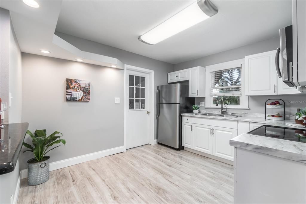 待售: $325,000 (2 贝兹, 1 浴室, 929 平方英尺)