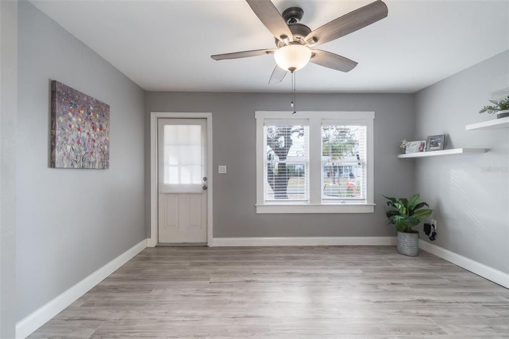 待售: $325,000 (2 贝兹, 1 浴室, 929 平方英尺)