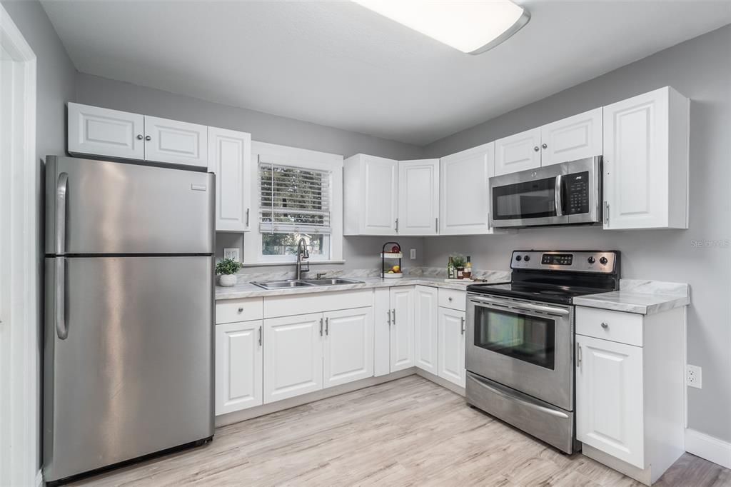 待售: $325,000 (2 贝兹, 1 浴室, 929 平方英尺)