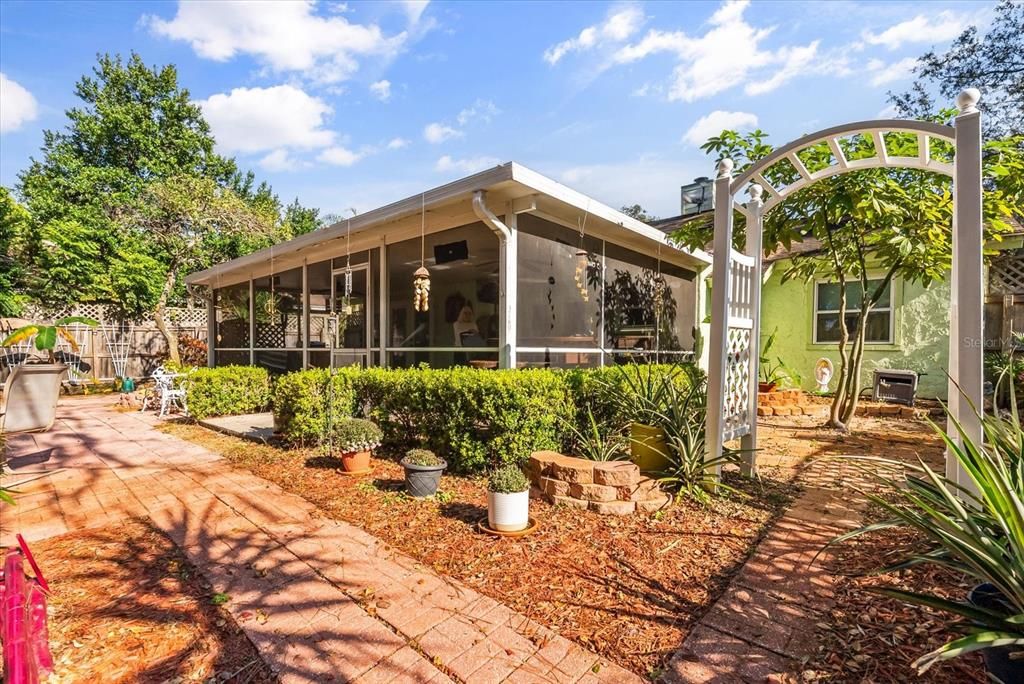 For Sale: $357,000 (3 beds, 2 baths, 1046 Square Feet)