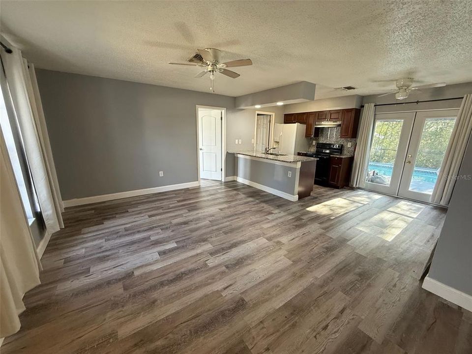 For Sale: $235,000 (2 beds, 2 baths, 924 Square Feet)