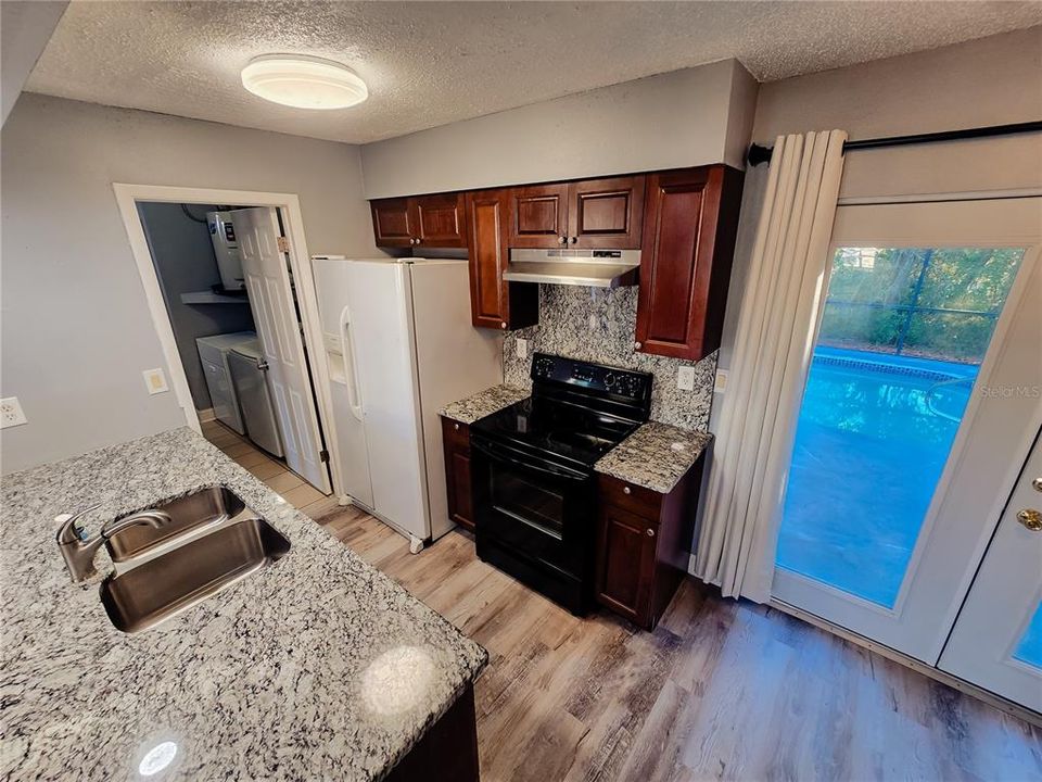 For Sale: $235,000 (2 beds, 2 baths, 924 Square Feet)