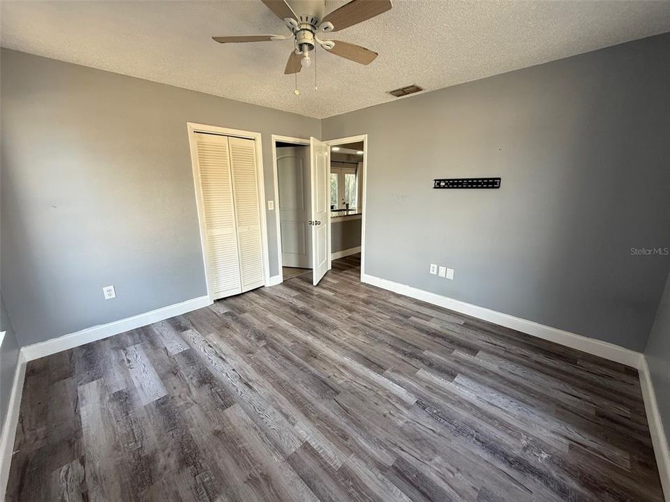For Sale: $235,000 (2 beds, 2 baths, 924 Square Feet)