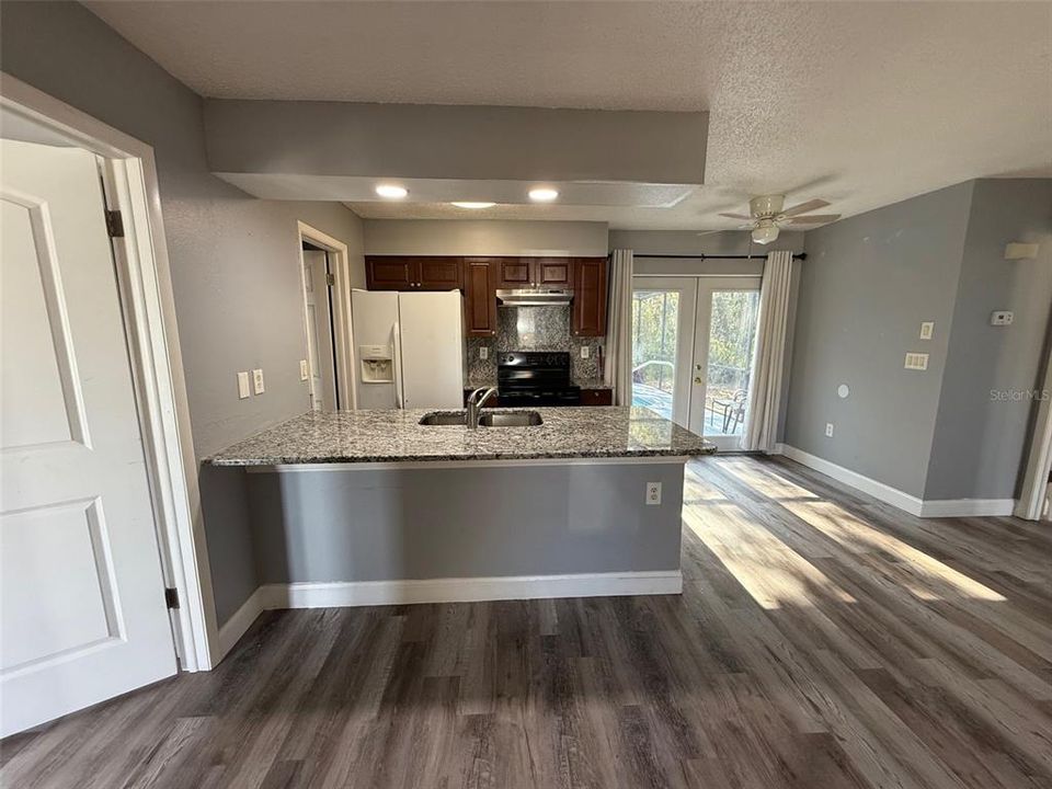 For Sale: $235,000 (2 beds, 2 baths, 924 Square Feet)