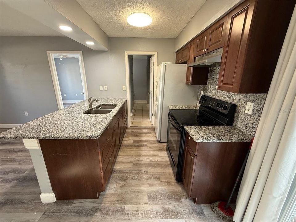 For Sale: $235,000 (2 beds, 2 baths, 924 Square Feet)