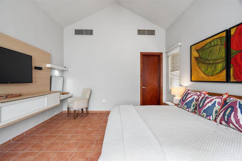 For Rent: $17,500 (4 beds, 4 baths, 3900 Square Feet)