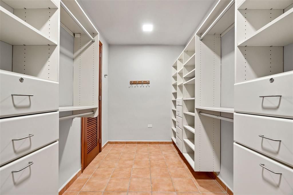 For Rent: $17,500 (4 beds, 4 baths, 3900 Square Feet)