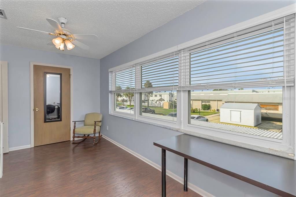 待售: $119,900 (2 贝兹, 2 浴室, 1010 平方英尺)