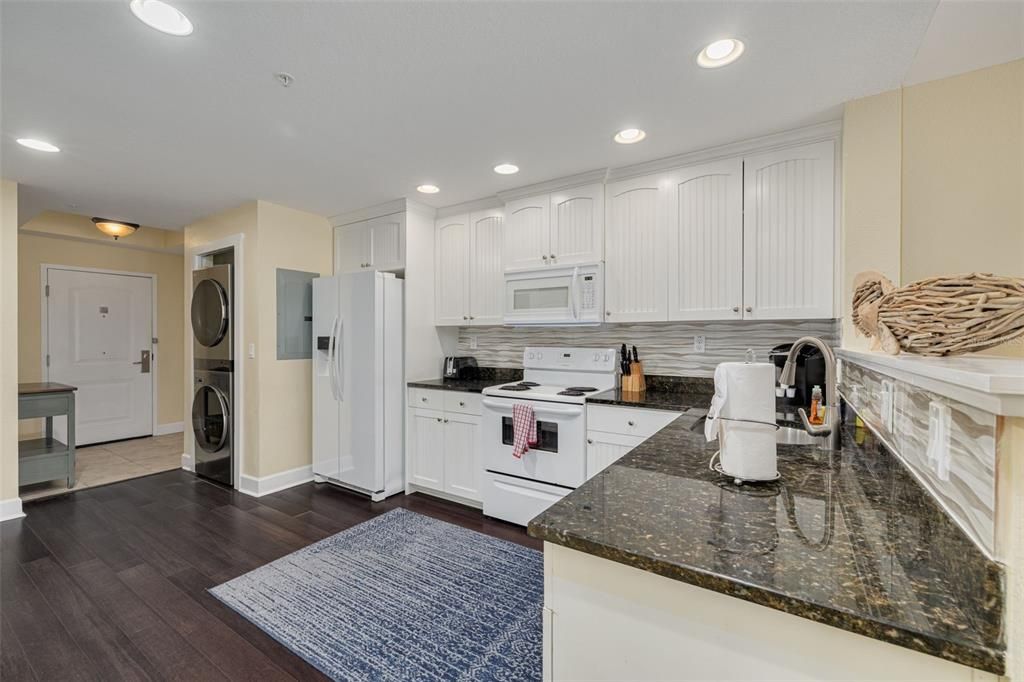 For Sale: $799,000 (2 beds, 2 baths, 1110 Square Feet)