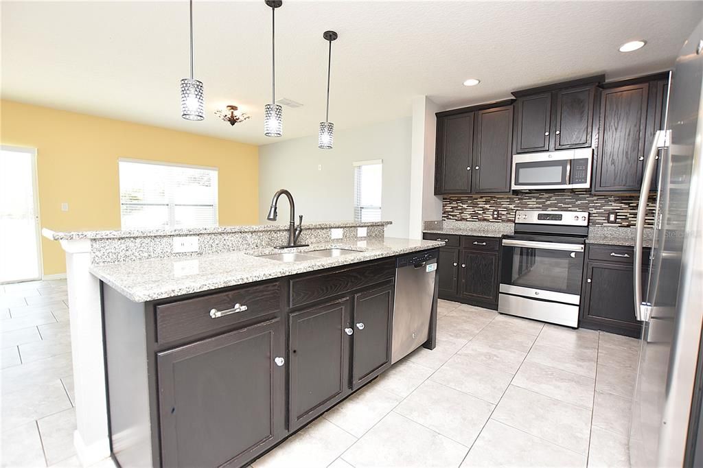 出租: $2,100 (4 贝兹, 2 浴室, 1856 平方英尺)