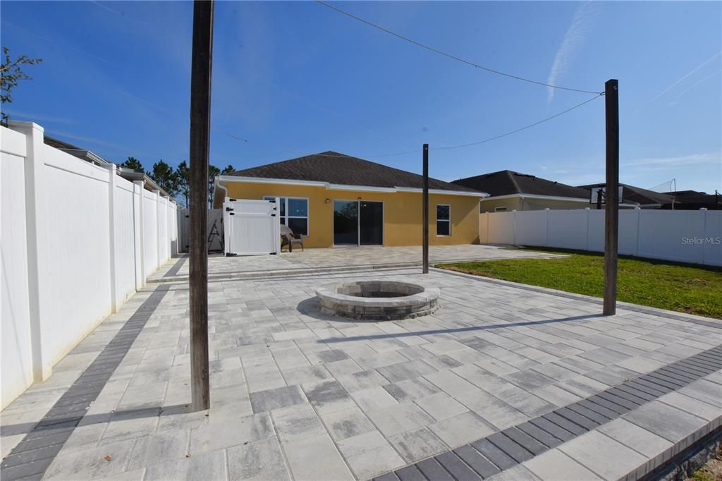 出租: $2,100 (4 贝兹, 2 浴室, 1856 平方英尺)