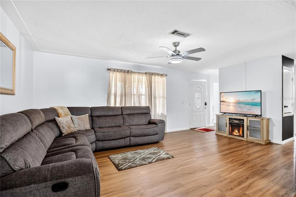 待售: $350,000 (3 贝兹, 1 浴室, 1064 平方英尺)