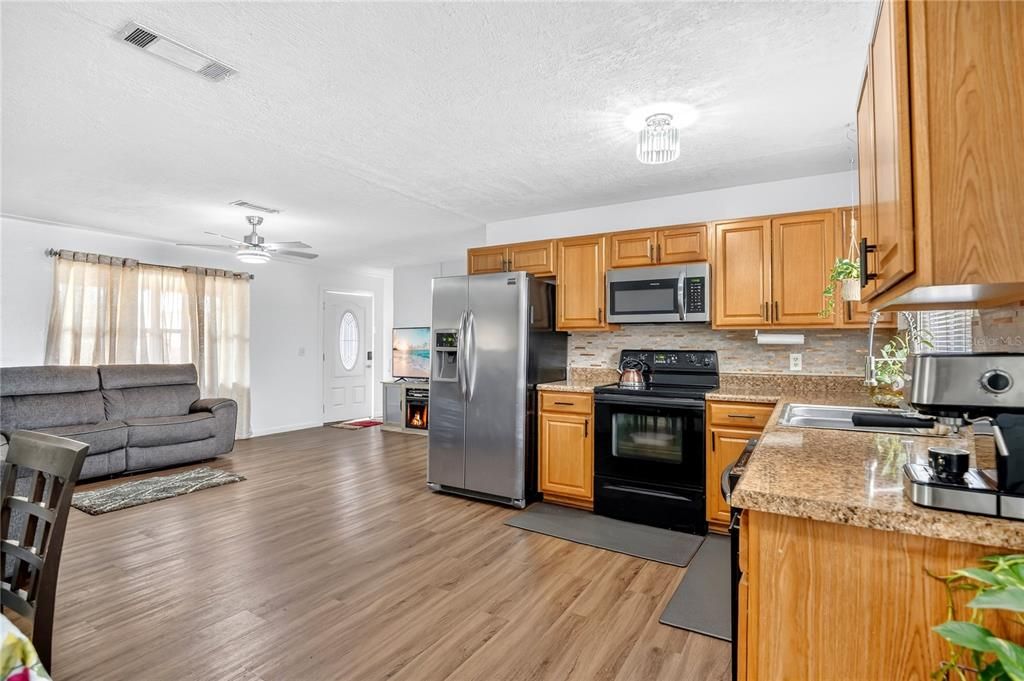 待售: $350,000 (3 贝兹, 1 浴室, 1064 平方英尺)