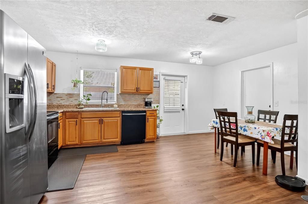 待售: $350,000 (3 贝兹, 1 浴室, 1064 平方英尺)