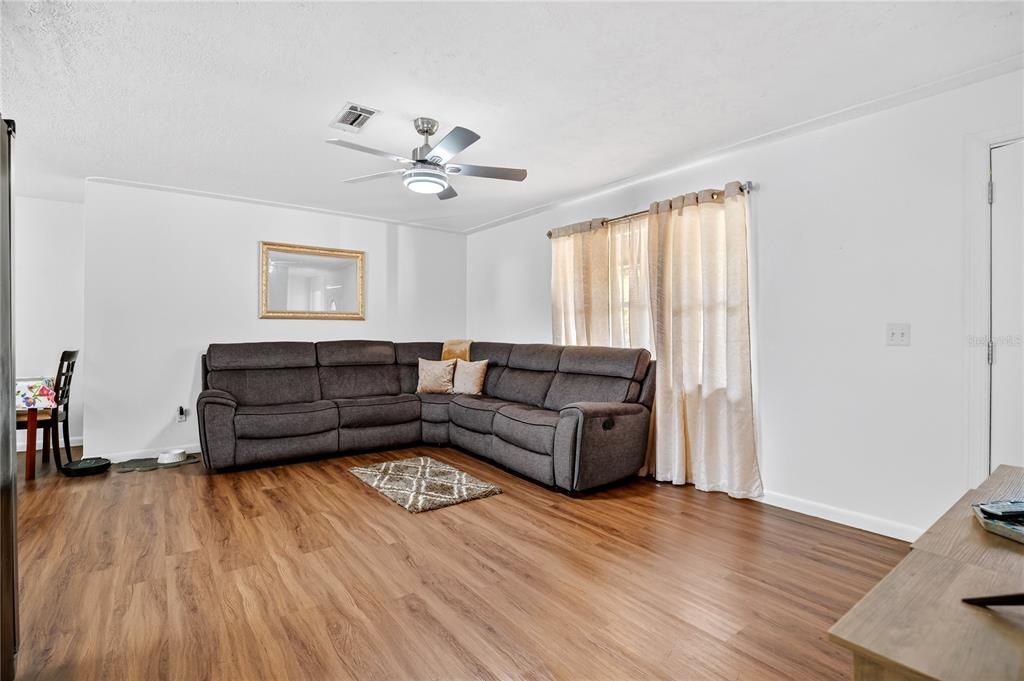 待售: $350,000 (3 贝兹, 1 浴室, 1064 平方英尺)