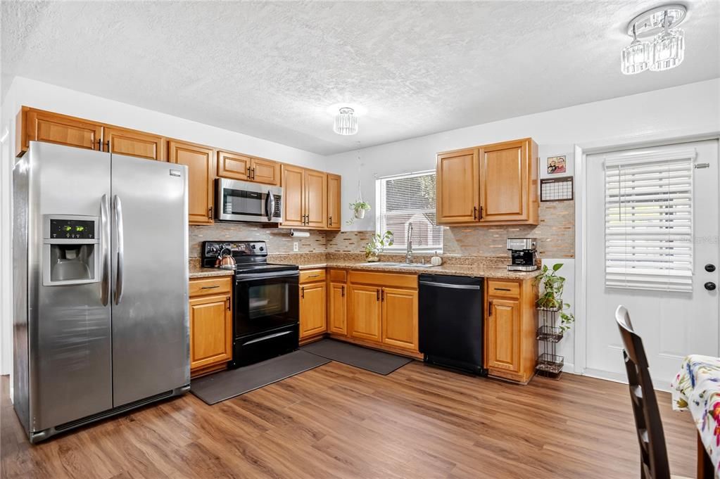 待售: $350,000 (3 贝兹, 1 浴室, 1064 平方英尺)