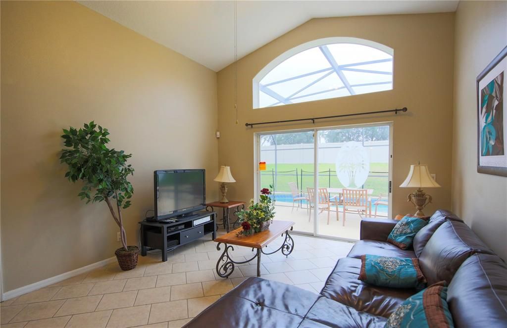 For Rent: $2,480 (5 beds, 3 baths, 1940 Square Feet)