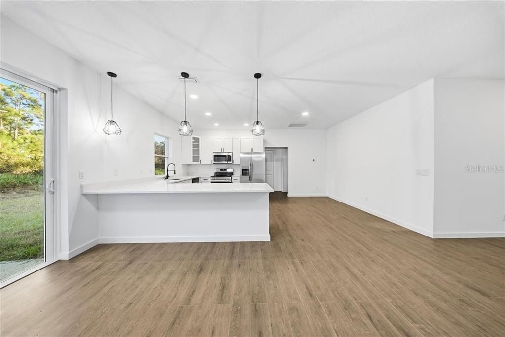 For Sale: $355,000 (3 beds, 2 baths, 1637 Square Feet)