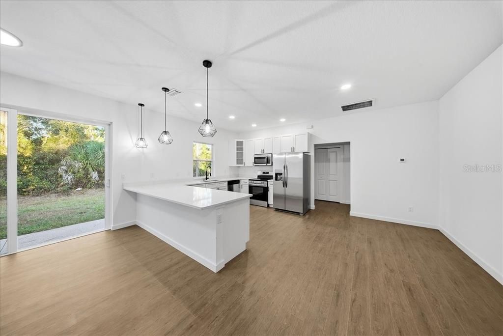 For Sale: $355,000 (3 beds, 2 baths, 1637 Square Feet)