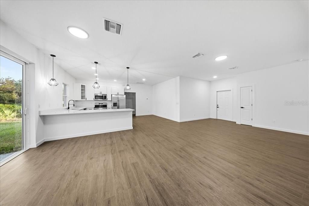 For Sale: $355,000 (3 beds, 2 baths, 1637 Square Feet)