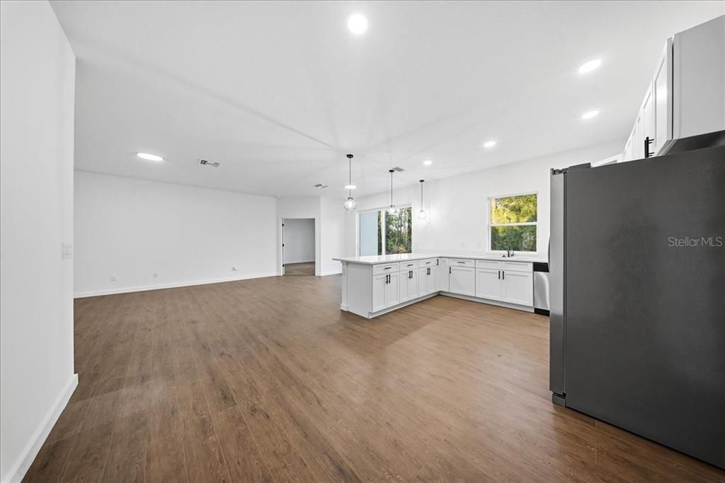 For Sale: $355,000 (3 beds, 2 baths, 1637 Square Feet)