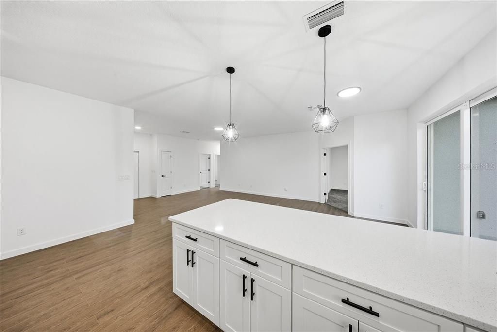 For Sale: $355,000 (3 beds, 2 baths, 1637 Square Feet)