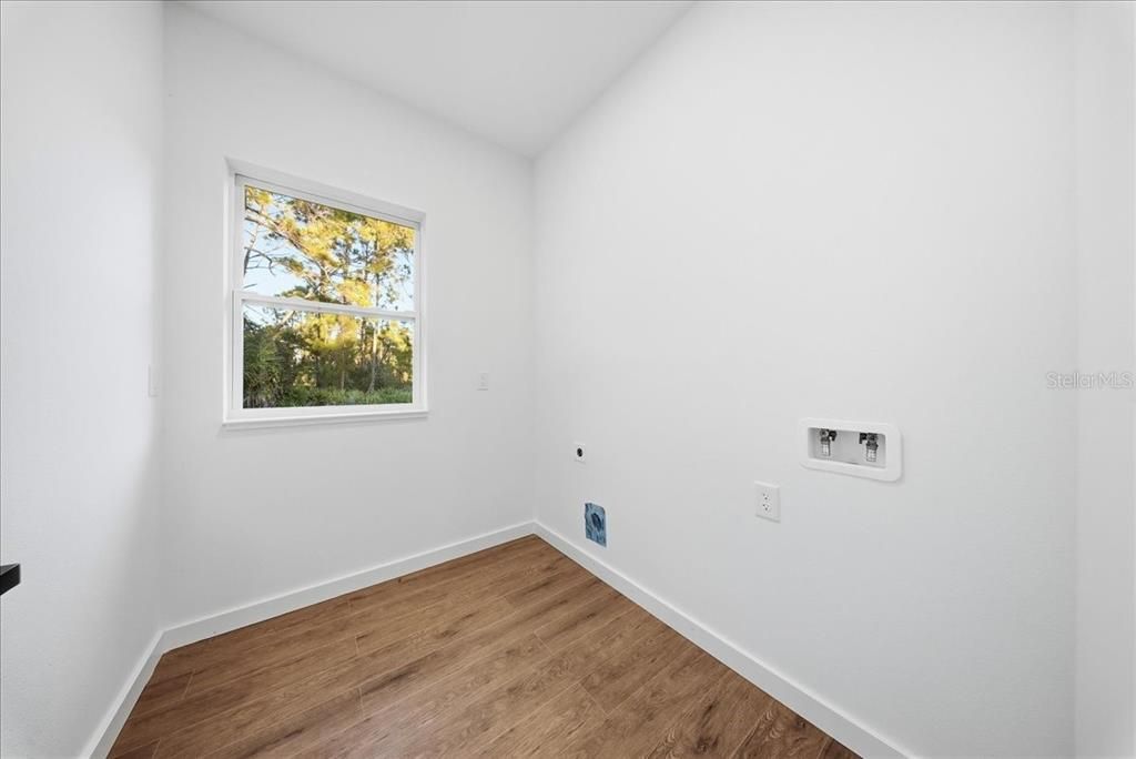 For Sale: $355,000 (3 beds, 2 baths, 1637 Square Feet)