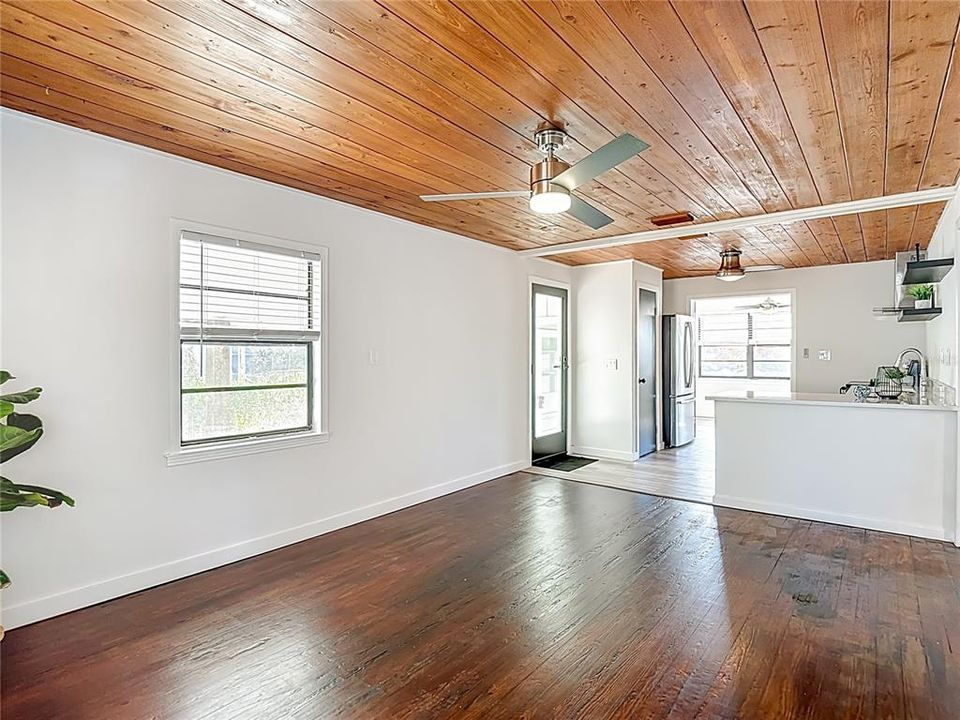 На продажу: $269,900 (3 спален, 1 ванн, 1076 Квадратных фут)