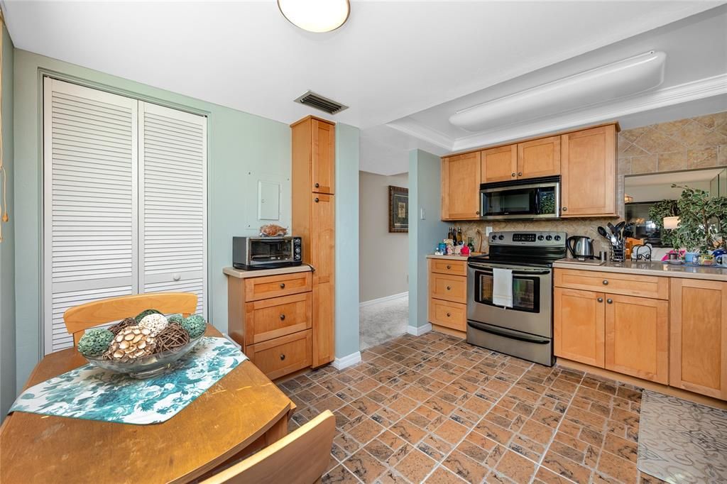 На продажу: $214,900 (2 спален, 2 ванн, 1160 Квадратных фут)