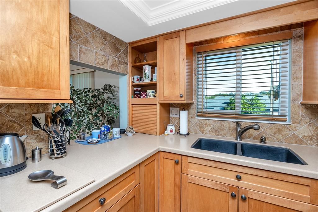 На продажу: $214,900 (2 спален, 2 ванн, 1160 Квадратных фут)