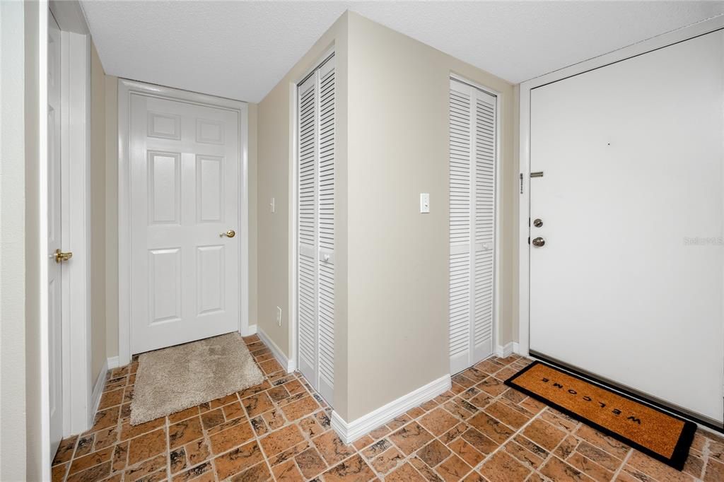 На продажу: $214,900 (2 спален, 2 ванн, 1160 Квадратных фут)