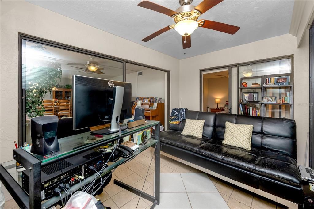 На продажу: $214,900 (2 спален, 2 ванн, 1160 Квадратных фут)