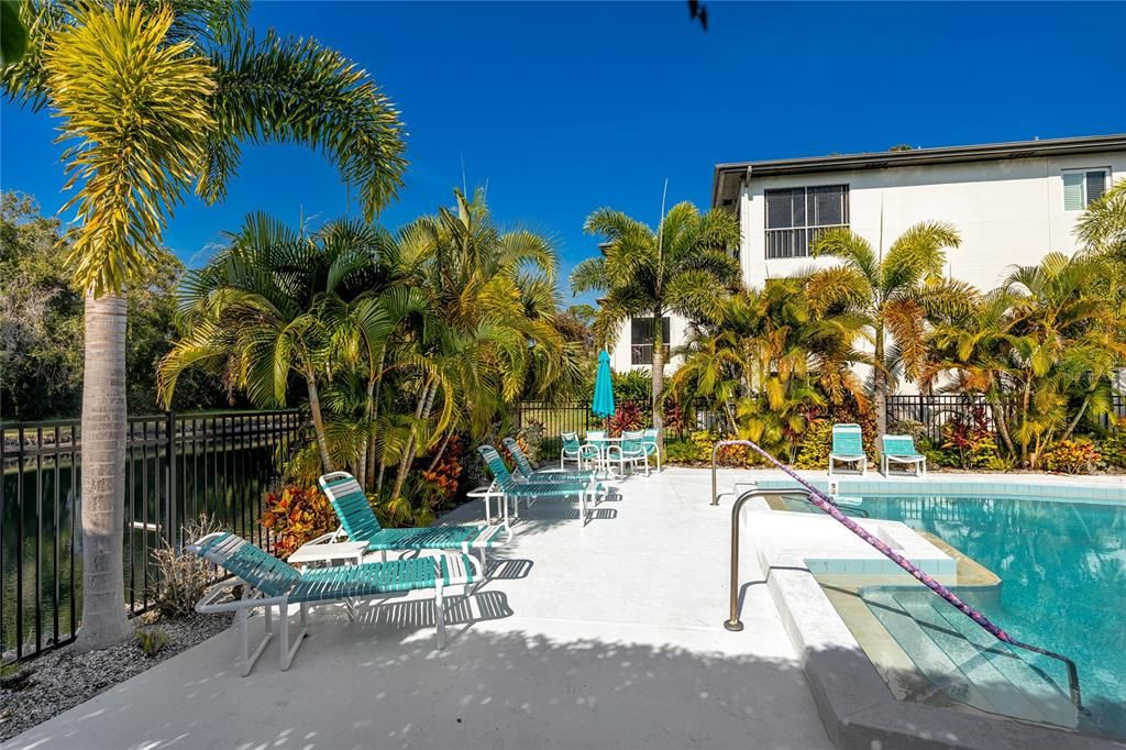 На продажу: $214,900 (2 спален, 2 ванн, 1160 Квадратных фут)