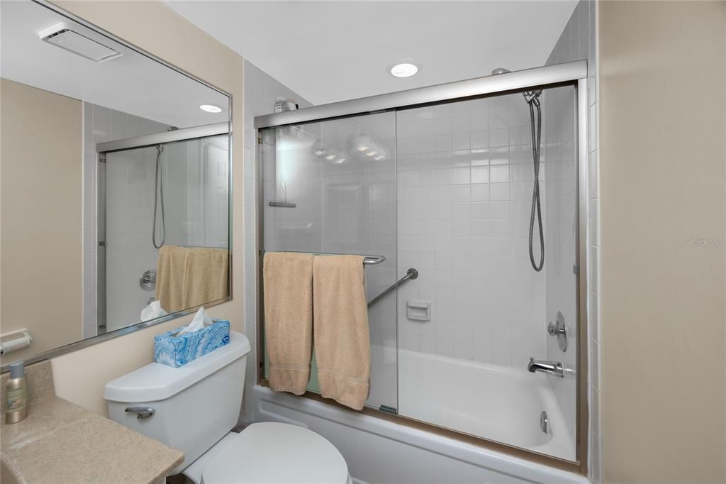 На продажу: $214,900 (2 спален, 2 ванн, 1160 Квадратных фут)