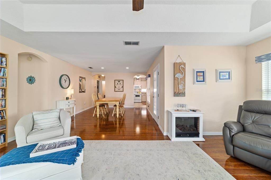 For Sale: $209,900 (2 beds, 2 baths, 1425 Square Feet)