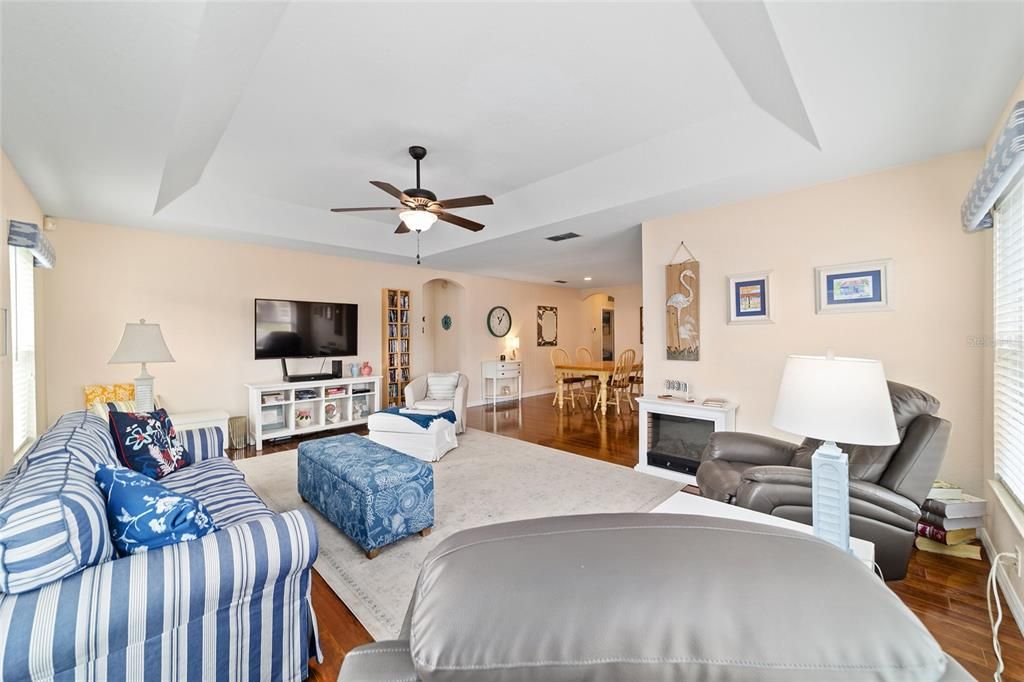 For Sale: $209,900 (2 beds, 2 baths, 1425 Square Feet)