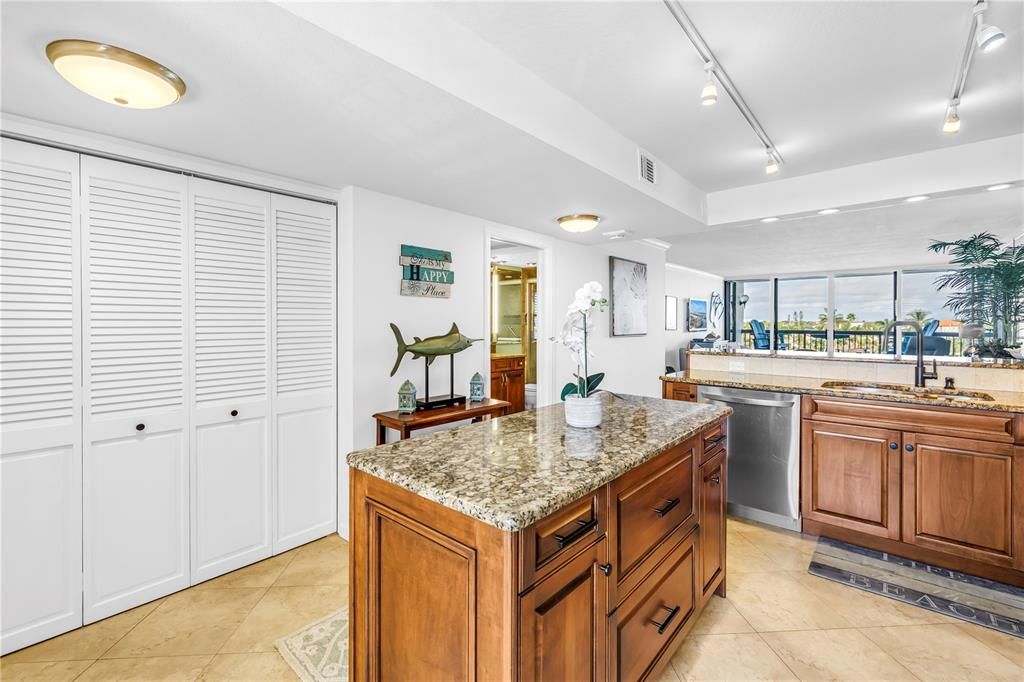 For Sale: $589,900 (2 beds, 2 baths, 1175 Square Feet)