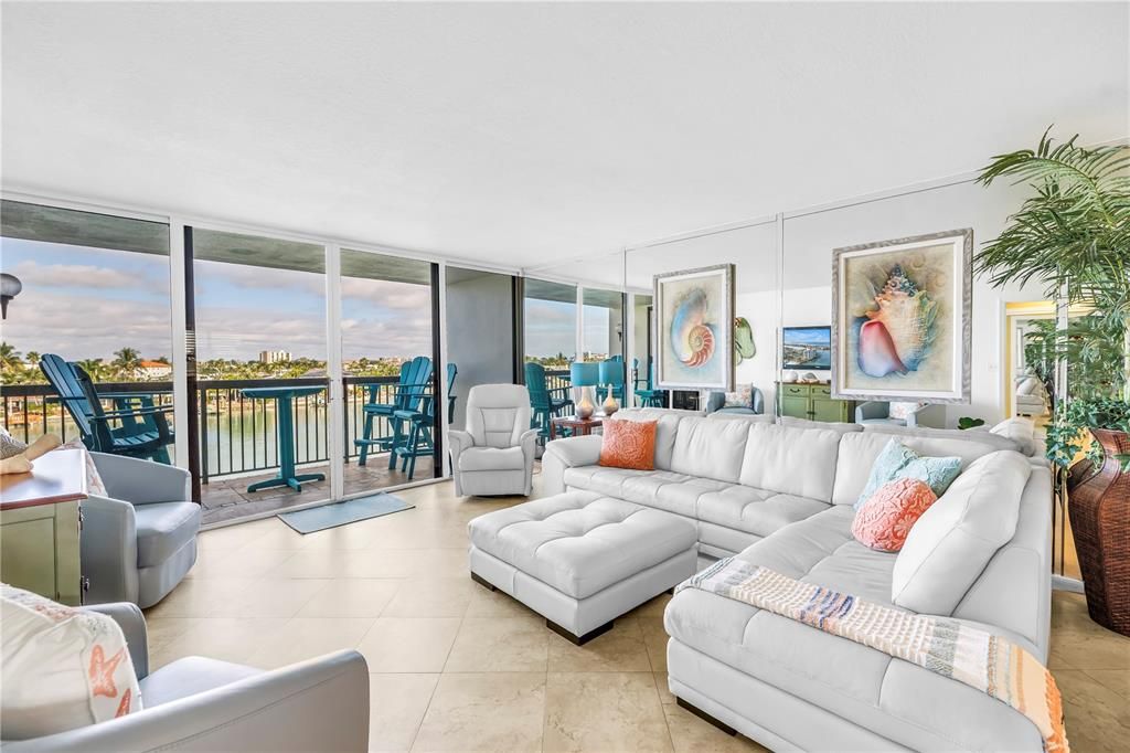 For Sale: $589,900 (2 beds, 2 baths, 1175 Square Feet)