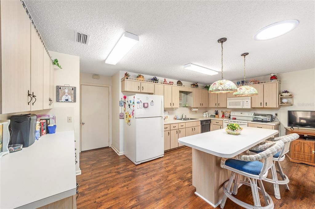 For Sale: $165,000 (2 beds, 2 baths, 1480 Square Feet)