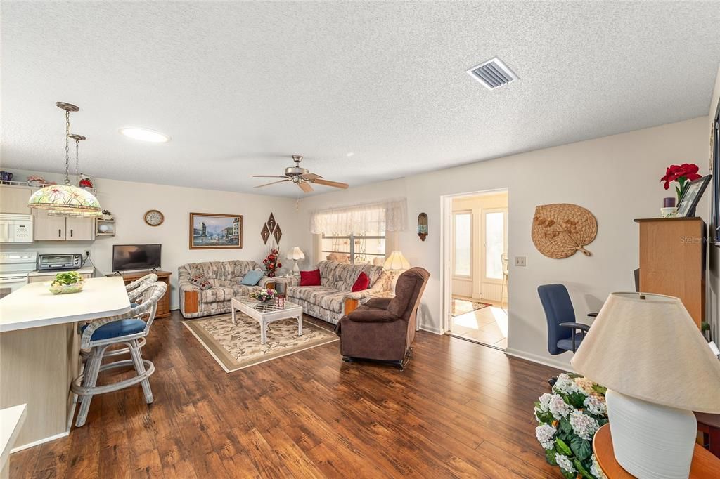 For Sale: $165,000 (2 beds, 2 baths, 1480 Square Feet)