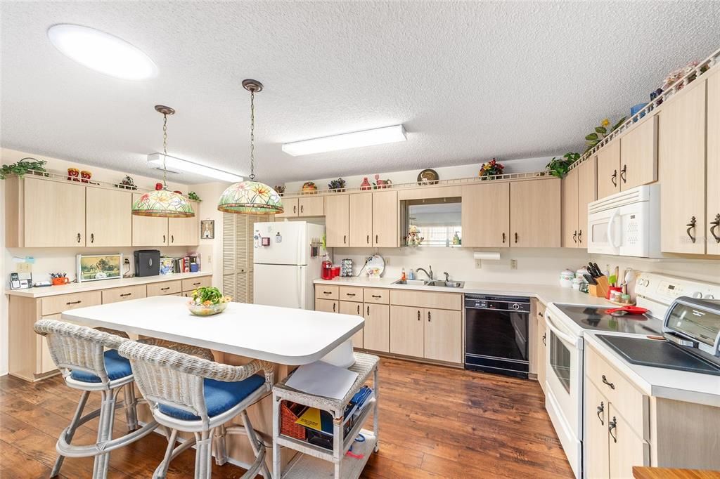 For Sale: $165,000 (2 beds, 2 baths, 1480 Square Feet)