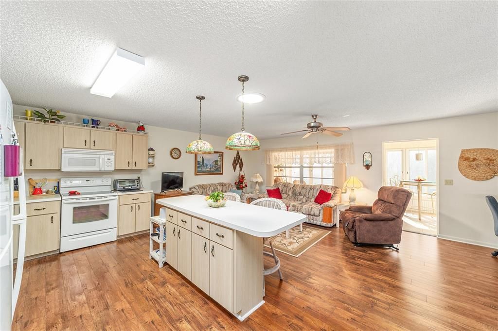 For Sale: $165,000 (2 beds, 2 baths, 1480 Square Feet)